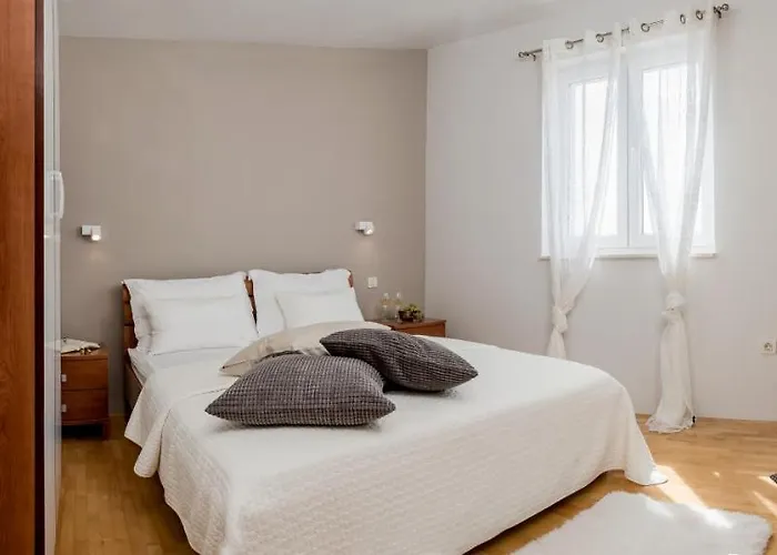 Guest house And With Parking Space - 10339 Rogoznica (Sibenik-Knin)